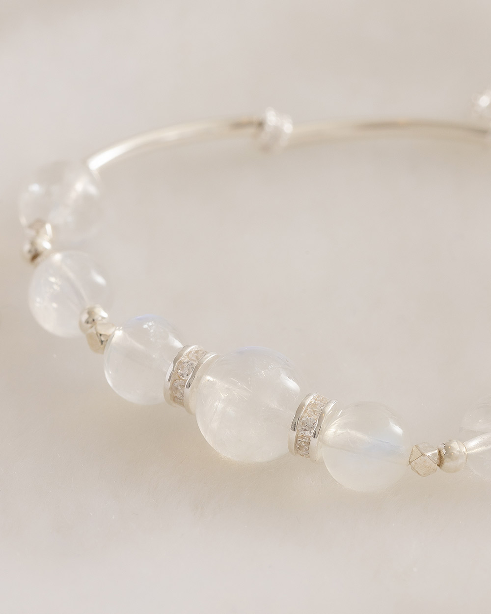 (A+級) 蛻變．Rebirth 系列手鍊 本月新品｜New Arrivals|能量手鍊｜Bracelet|歐拉設計系列｜Aura Design|Rebirth Series|選尺寸｜Stone Size|份量滿足｜主要尺寸8+mm↑|選等級｜Quality|選水晶/礦石｜Stone|月光石｜Moonstone|選能量｜Effect|戀情加分｜招好桃花|擋負能量｜消除疲勞|選脈輪｜Chakra|頂輪｜Crown chakra|選色系｜Color|白色