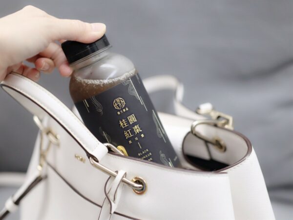 360ml窈窕瓶隨身帶在包包裡超方便飲用!