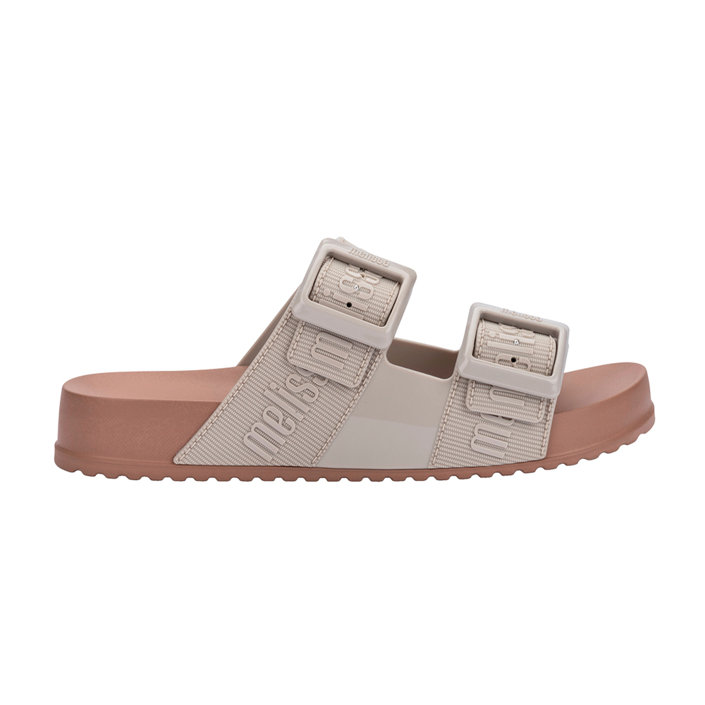 品牌壓紋雙扣帶拖鞋 🌟功能性|防水|Melissa|SLIPPERS 拖鞋|季別|L-26SS|👠👜雙週新品 | 週四上新|🟡15 JAN.|優惠活動 Promotion|🤍質感延續🩵滿2000現折214|品牌|Melissa|款式 STYLE|拖鞋 Slippers|跟高 Heel Height|平底 0-2 cm