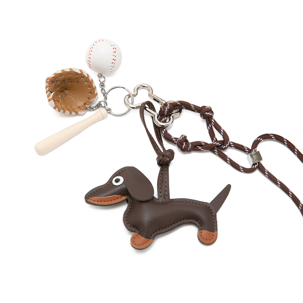 YARO-美式棒球臘腸狗狗吊飾 - 咖啡色 🟤4 DEC.|🍁熱銷明星商品|季別|PO.ES-25SS|👠👜雙週新品 | 週四上新|🟡8 May.|優惠活動 Promotion|品牌|Pineapple Outfitter|配件