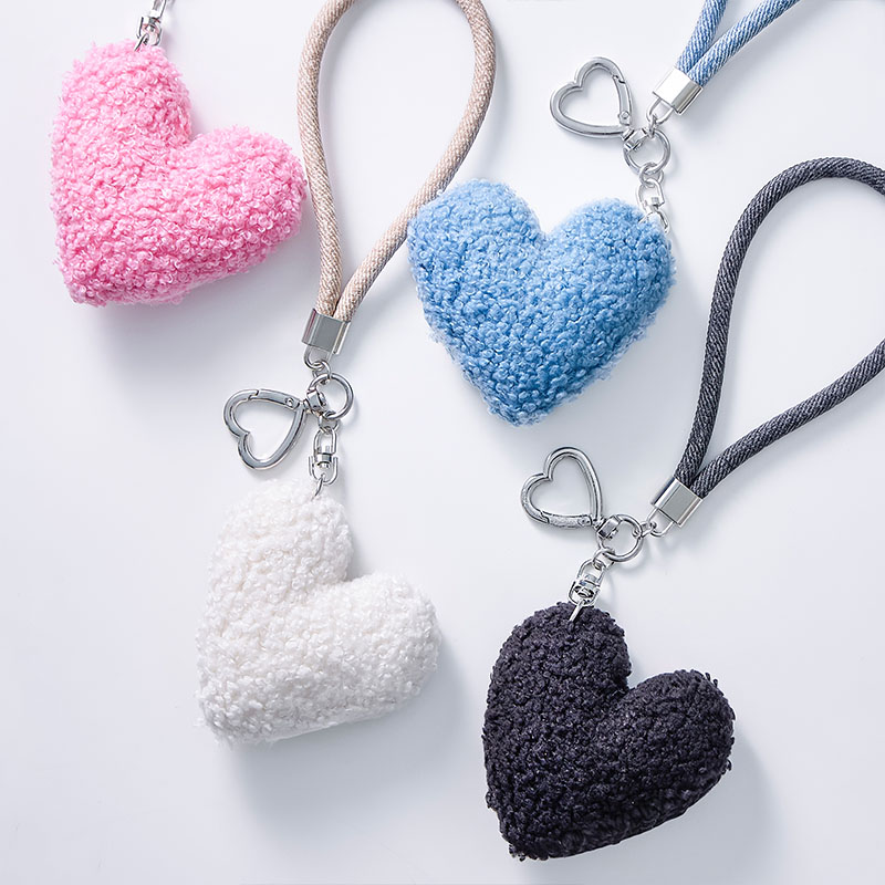 《take heart》絨毛愛心吊飾 (隨機出貨) 