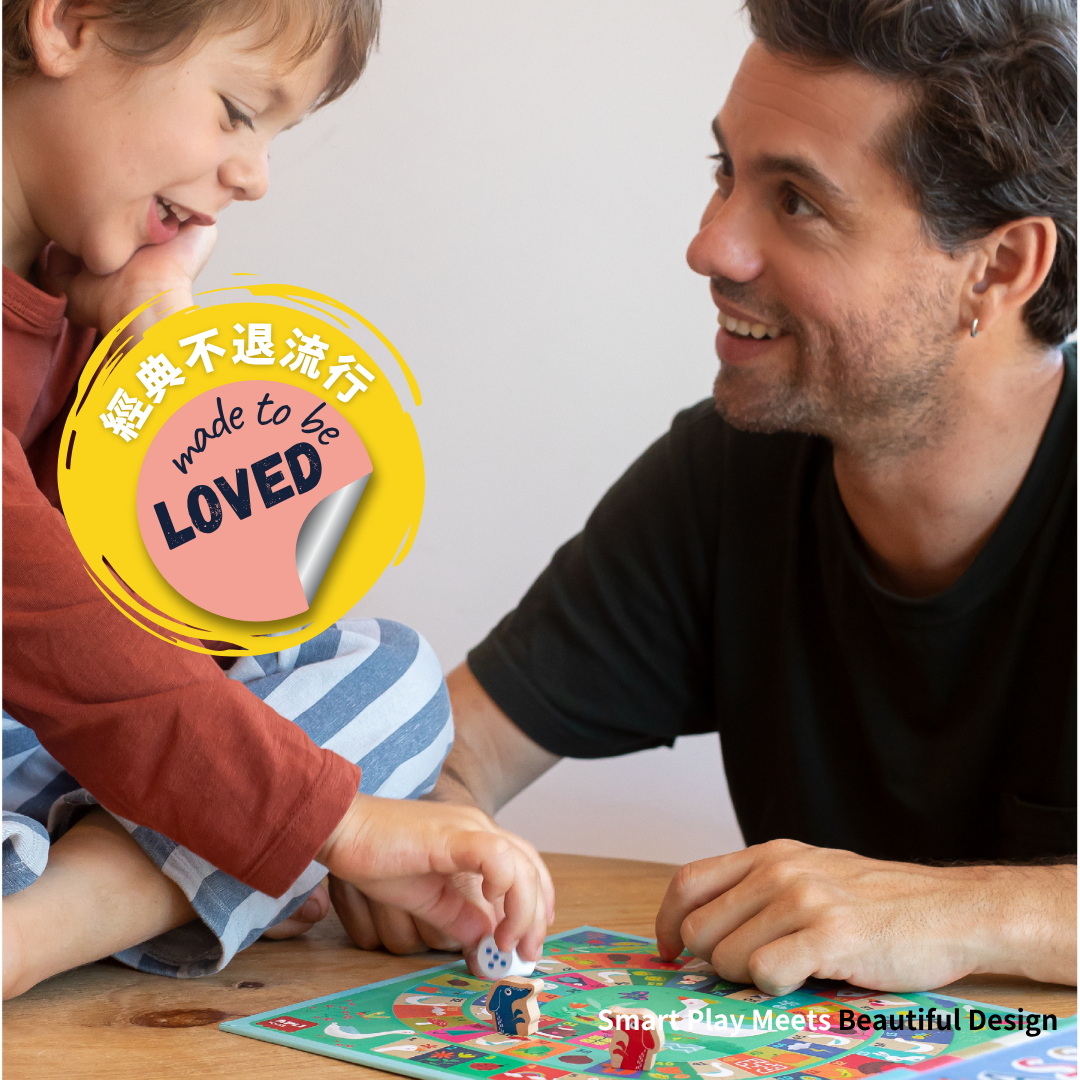 父親和孩子一起玩 APLI Kids 幼兒桌遊，笑容滿面地擲骰子操作，展現親子互動與陪伴