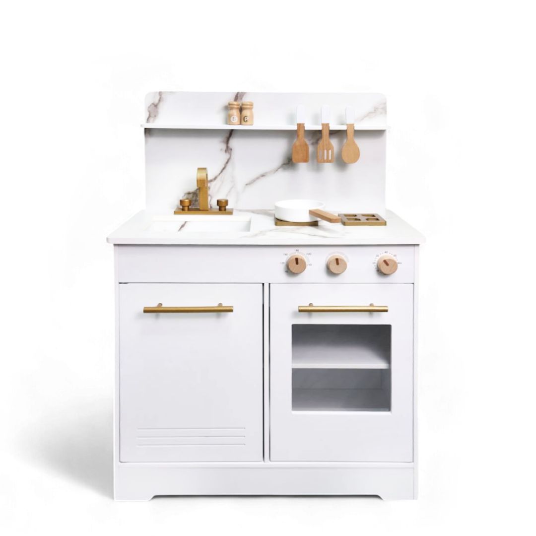 荷蘭woet(原new classic toys)典雅小主廚木製廚房玩具,適用年齡3歲以上,尺寸為600*310*860mm,產品全天然木製、部分塑料與棉製品組成,商品內容:4件盤子、1個湯鍋、1個平底鍋、2個烹飪勺、1件隔熱手套、1條擦手巾、2瓶調味罐,荷蘭設計中國製造。